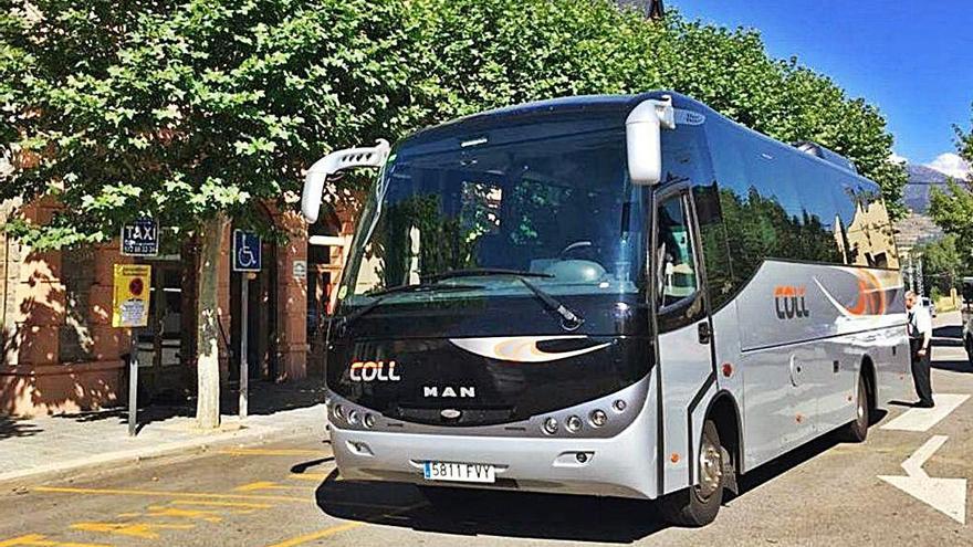 Un autobús de transport públic a Puigcerdà recull passatgers a la plaça de l&#039;estació de Renfe