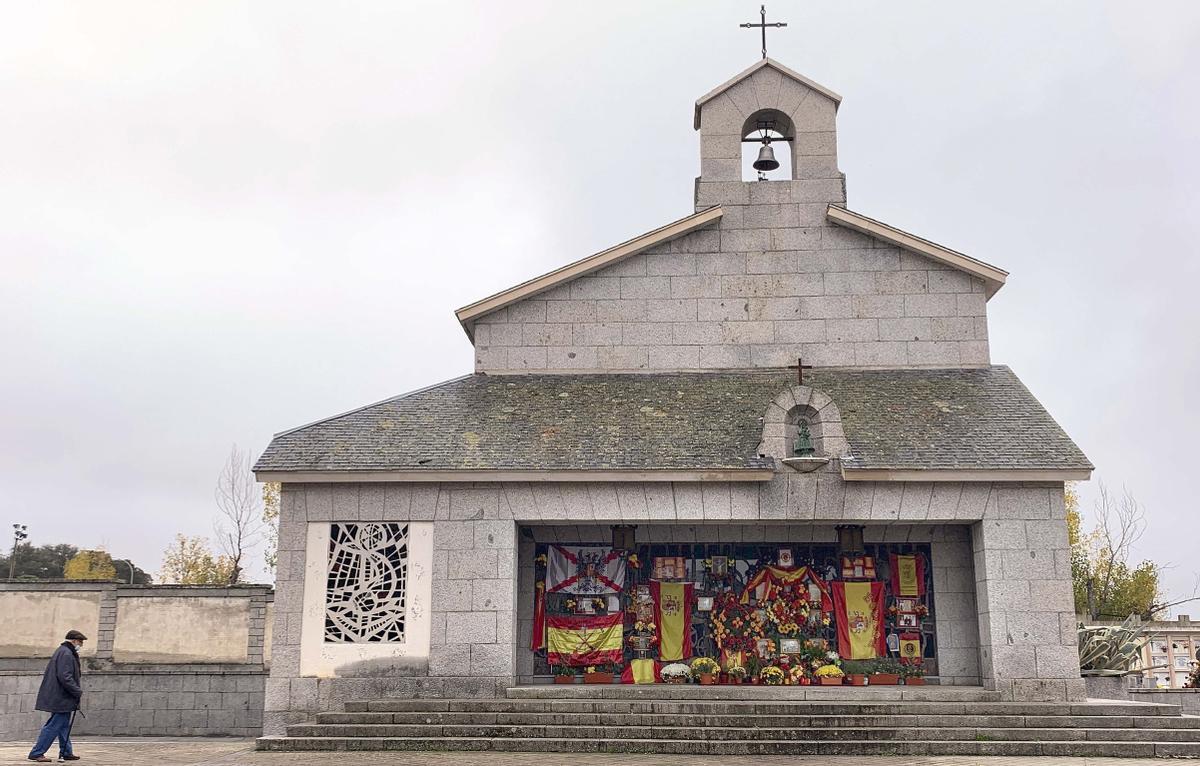 Un vecino visita el mausoleo de Francisco Franco en el cementerio de Mingorrubio, el camposanto del barrio madrileño de El Pardo.