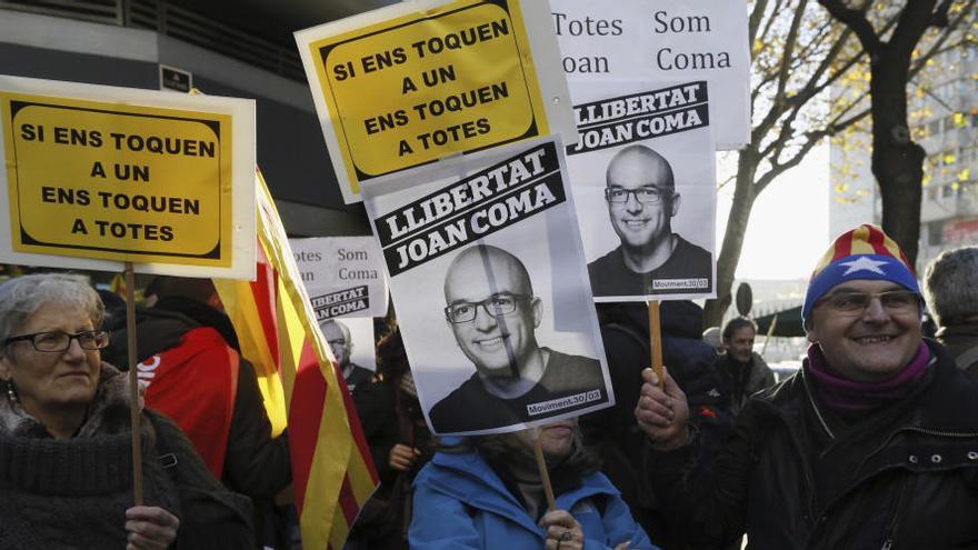 Alguns dels manifestants que s&#039;han concentrat a les portes de l&#039;Audiència Nacional on ha comparegut el regidor de la CUP, Joan Coma