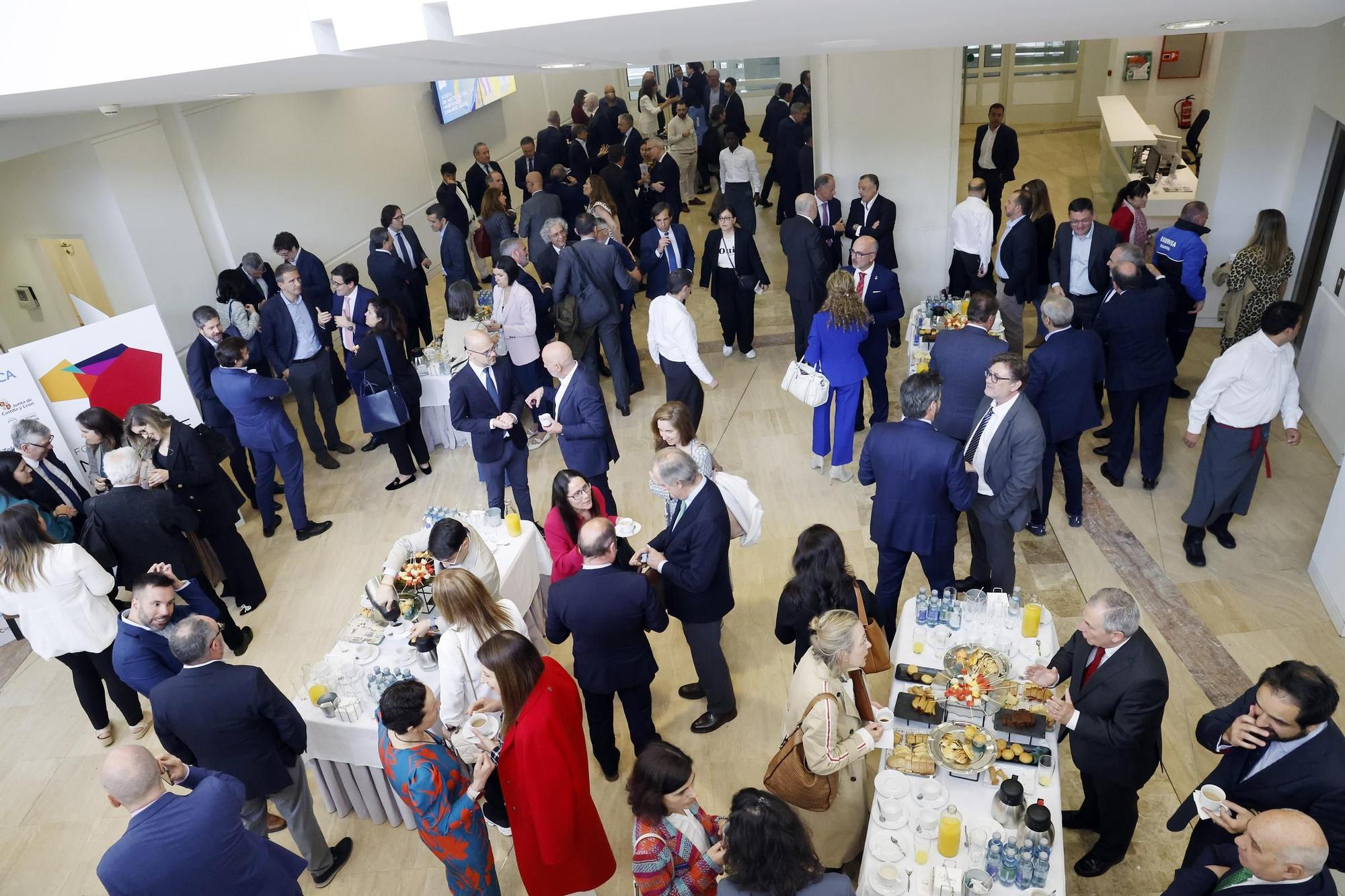 El poder político y empresarial se cita en Santiago