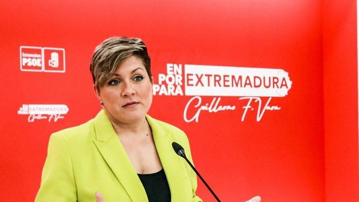 La portavoz del PSOE, Soraya Vega, este lunes en la sede del partido en Mérida.