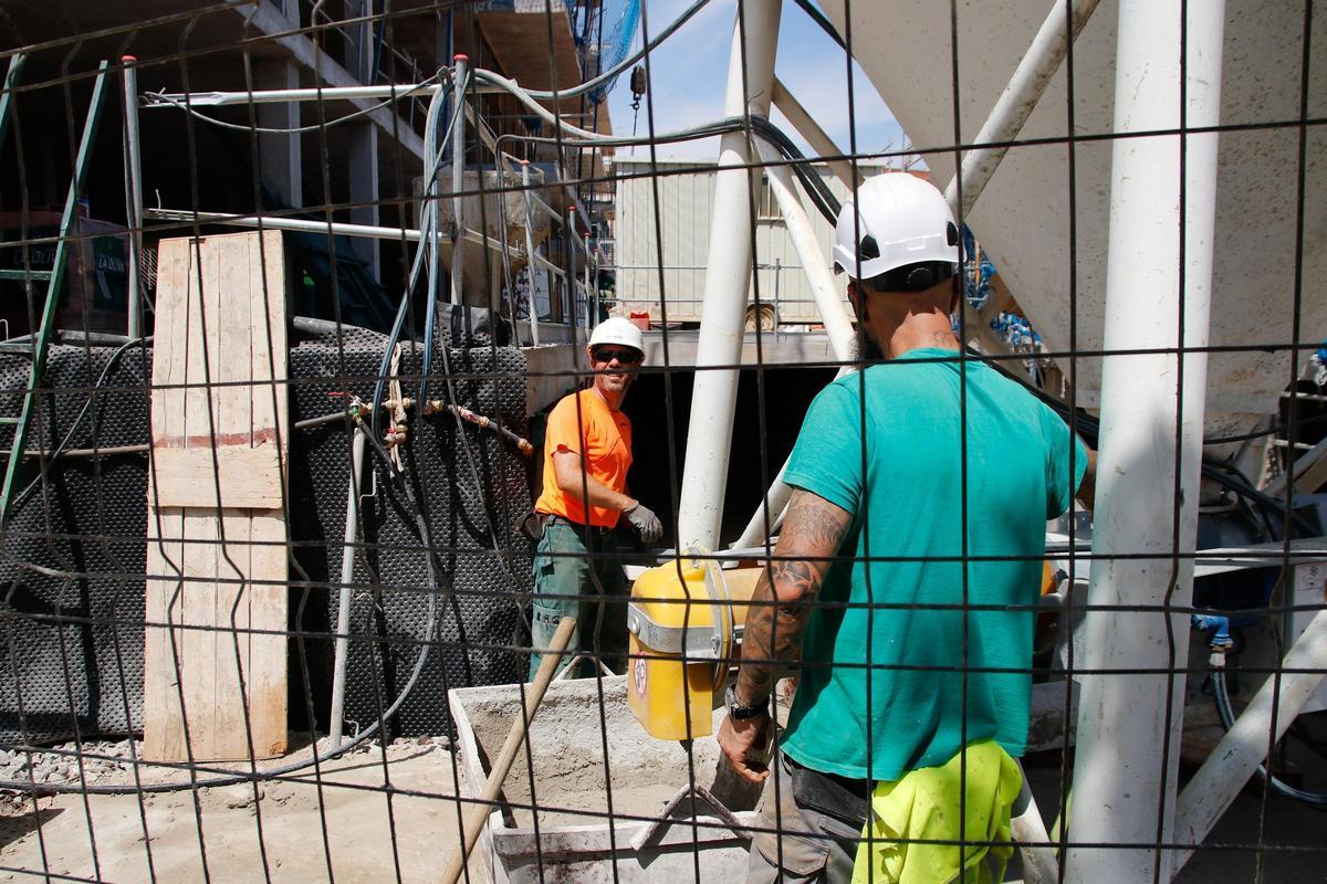 Trabajadores de la construcción, en la obra de un edificio en Cáceres.