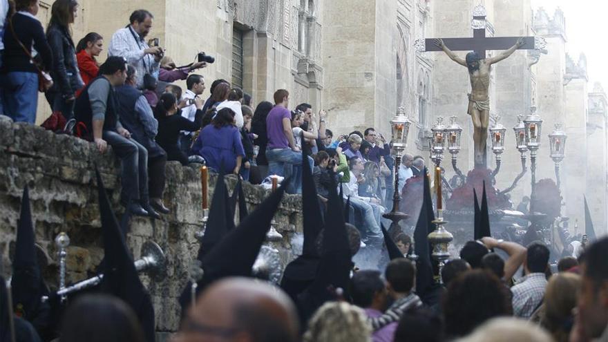 La hermandad de los Dolores cambia el besapiés
por reverencias al Cristo de la Clemencia