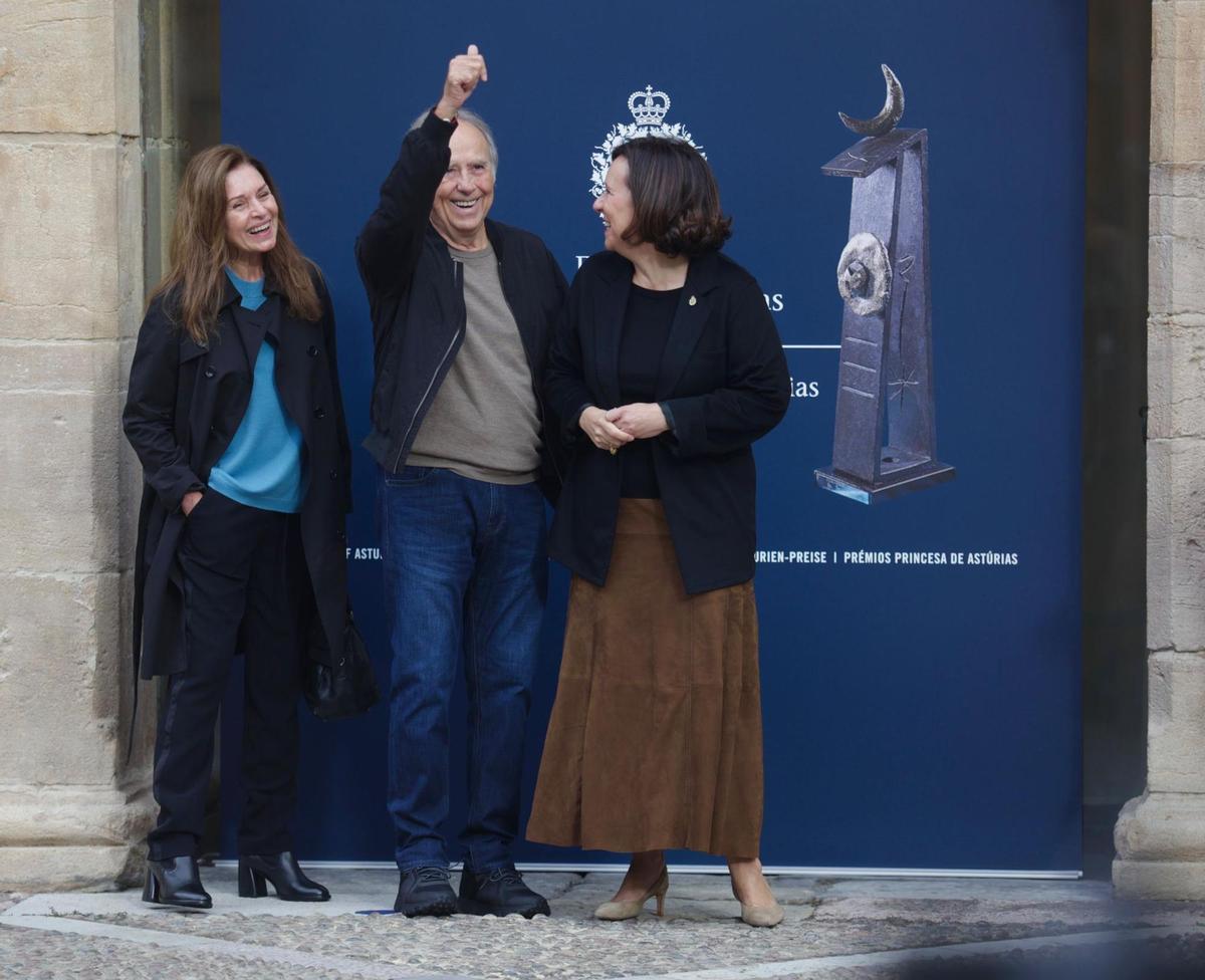 Así fue la llegada de Joan Manuel Serrat a Oviedo para recibir el premio "Princesa de Asturias" de la Artes