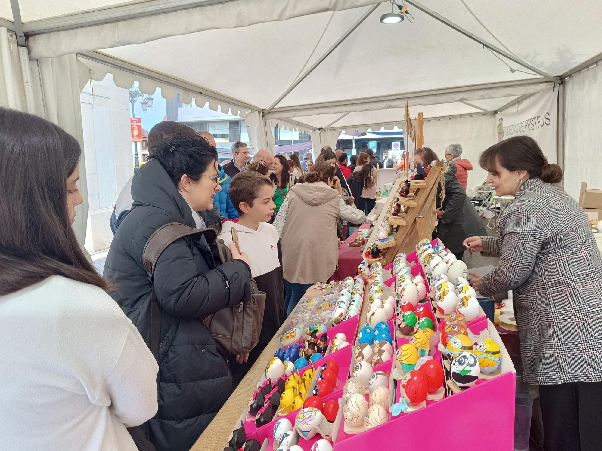 El Mercáu Polesu de Güevos Pintos, en imágenes