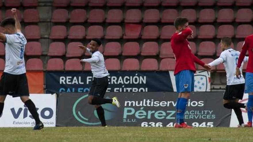 Los jugadores del Ourense celebran el gol del triunfo. // Brais Lorenzo