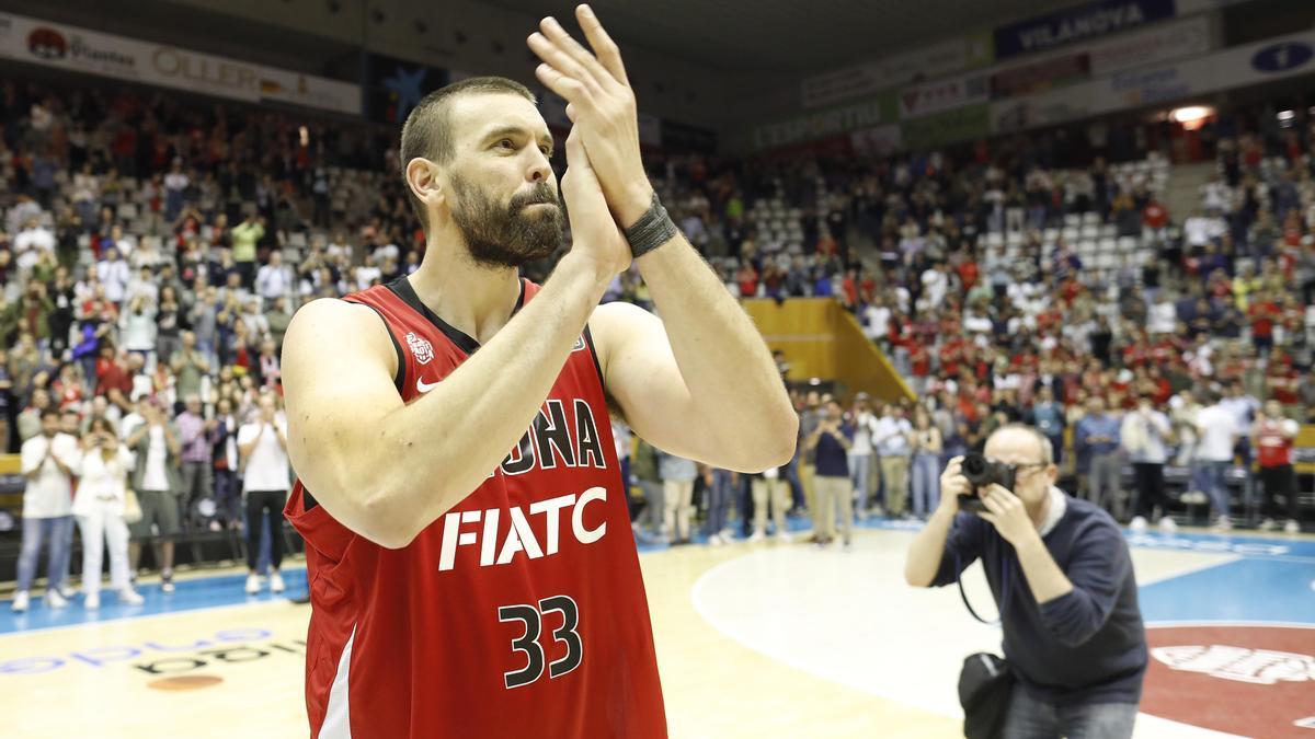 Marc Gasol aplaudint els aficionats dimecres després del partit contra el Baskonia