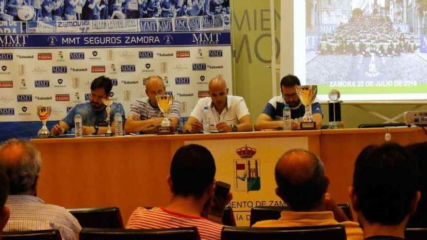 El presidente José Antonio Quintana explica a los socios el informe de la pasada campaña.