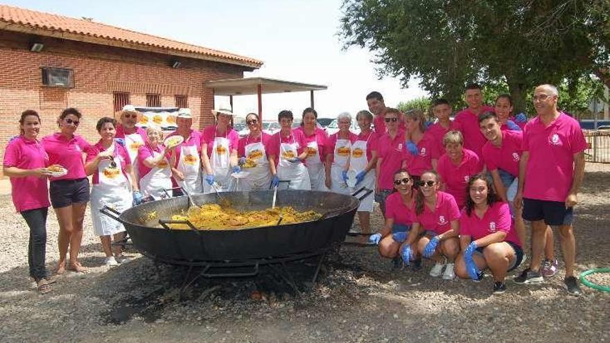 Degustación de una gran paella popular en Coreses