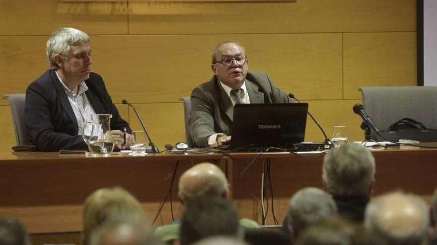 Por la izquierda, el coordinador del Club LA NUEVA ESPAÑA de Avilés, Luis García, y el comandante Luis Antonio García, ayer, en el Centro de Servicios Universitarios.