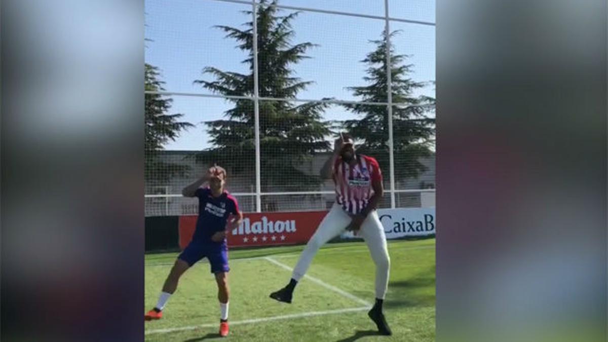 Griezmann hace un baile de Fortnite con Karl Anthony, jugador de la NBA