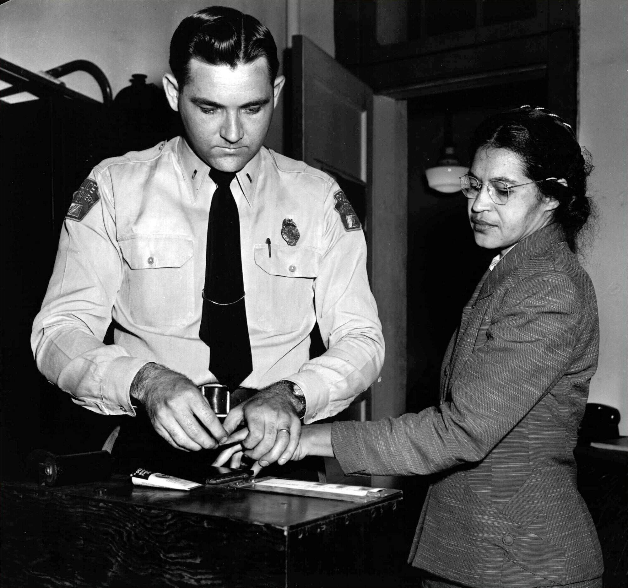 Un agente le toma las huellas dactilares a Rosa Parks en 1956