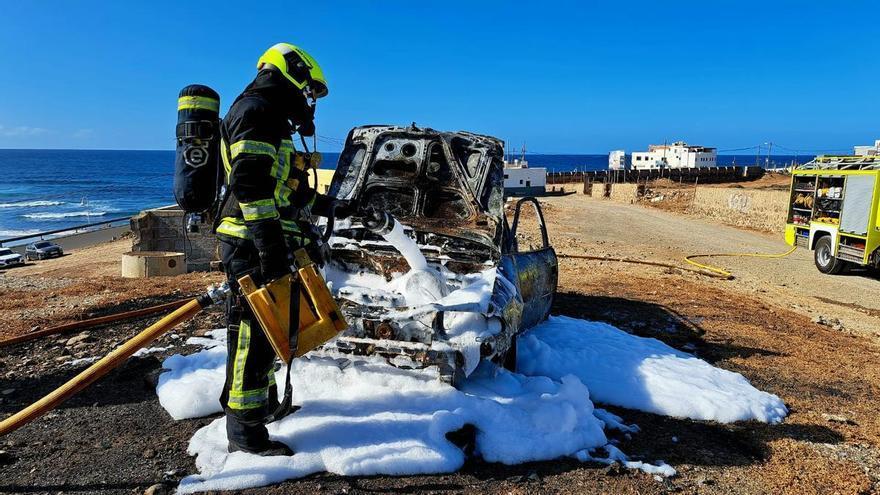 Las llamas calcinan un coche en la playa galdense de Bocabarranco