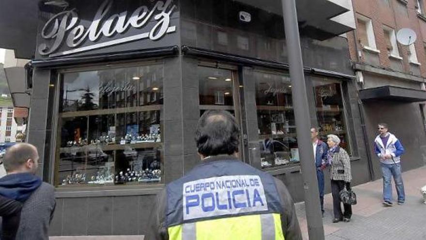 Un agente de la Policía a las puertas de la joyería en la que se produjo el robo.