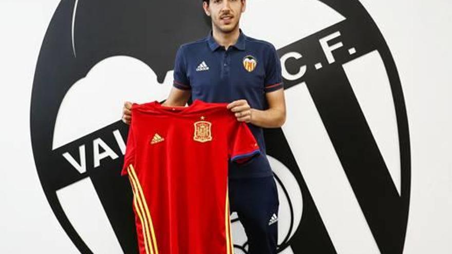 Dani Parejo posa con la camiseta de la selección, ayer tras el entrenamiento.