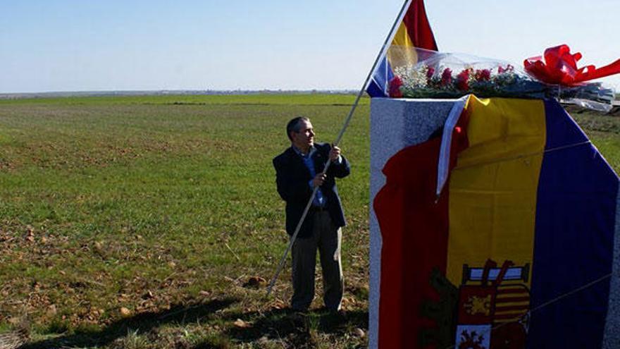 José Cabañas en un acto de homenaje a republicanos represaliados celebrado en La Bañeza.  //