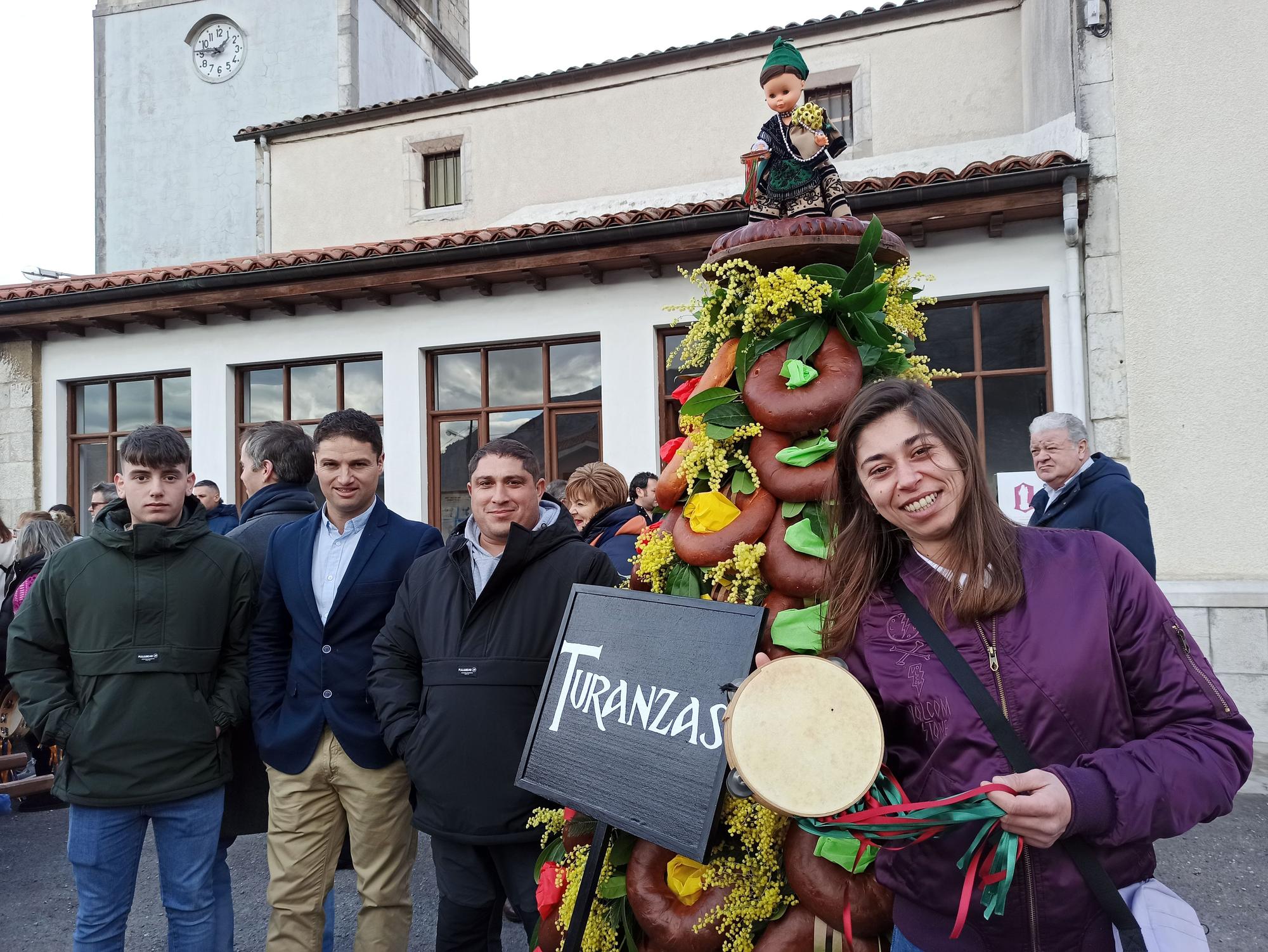 En Posada de Llanes, los panes del ramu vuelan por La Candelaria: "Hay que andar rápido"