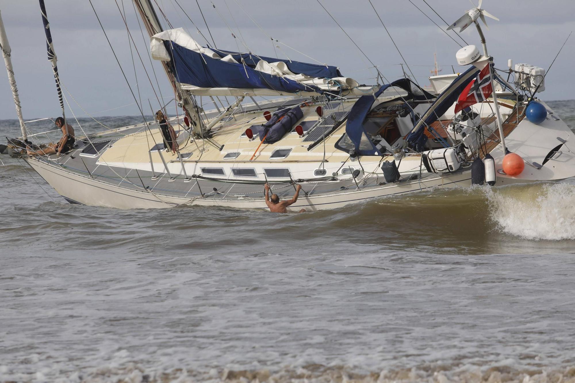 EN IMÁGENES: El operativo para sacar de Bañugues el velero noruego varado en la playa