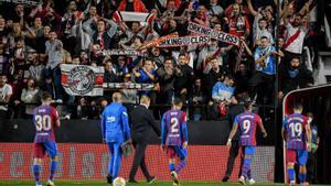 Koeman y los jugadores del Barça abandonando el césped de Vallecas en el último partido del neerlandés