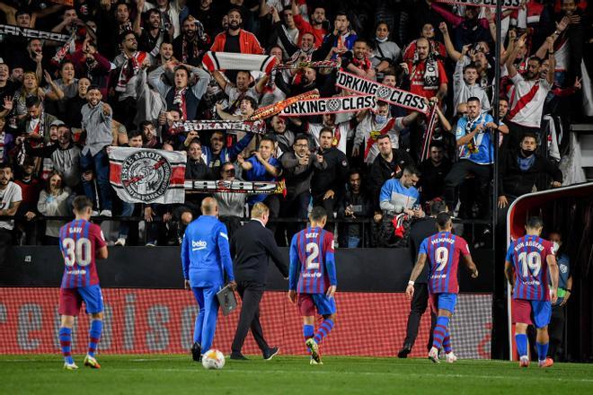 Koeman y los jugadores del Barça abandonando el césped de Vallecas en el último partido del neerlandés