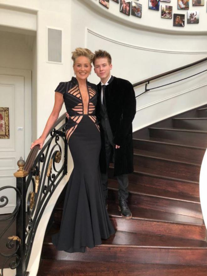 Sharon Stone y Roan en su camino a los Globos de Oro