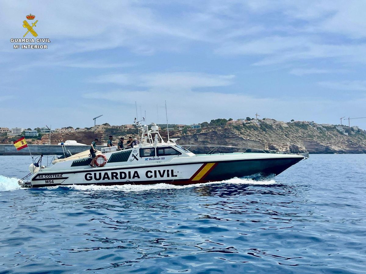 Busquen 12 persones desaparegudes que viatjaven a Mallorca en pastera i es van llançar al mar al veure la costa Busquen 12 persones desaparegudes que viatjaven a Mallorca en pastera i es van llançar al mar al veure la costa