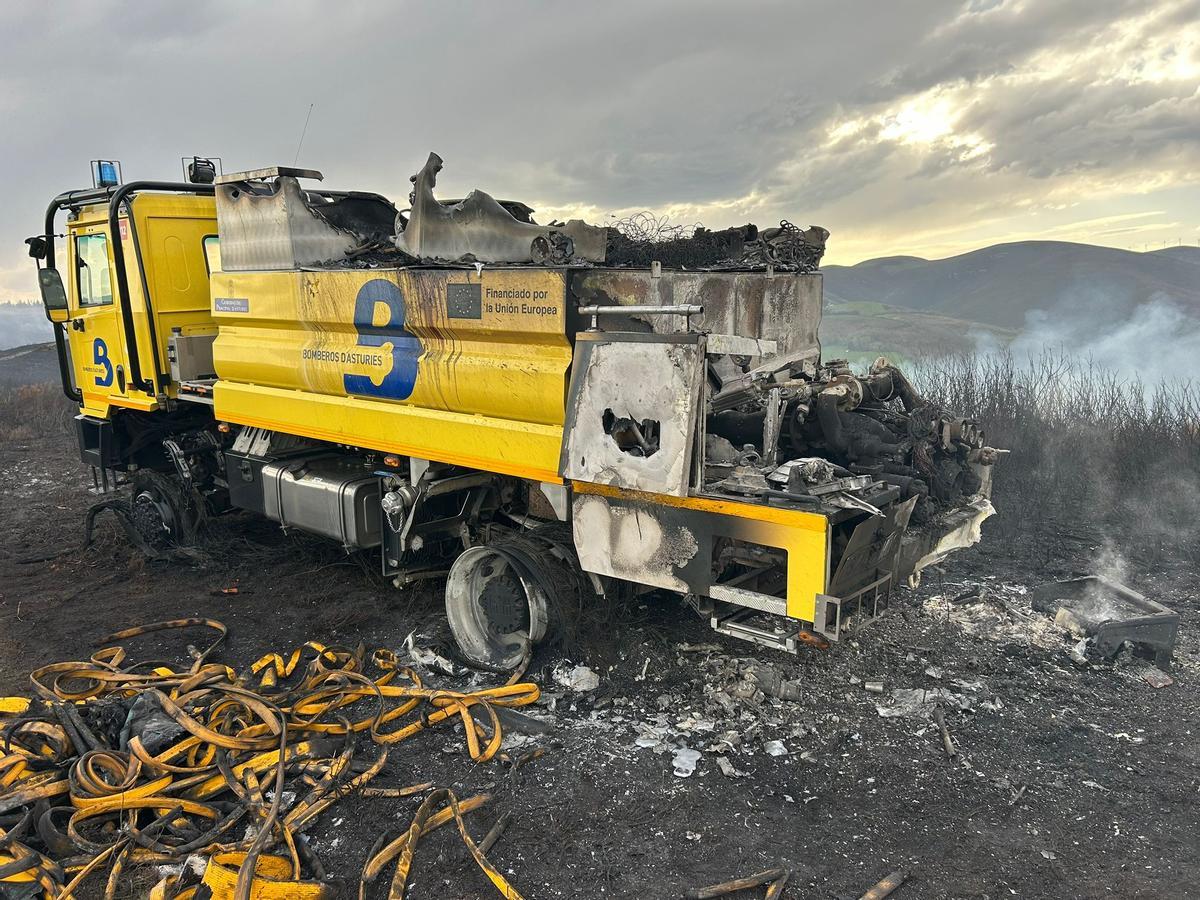 El camión de bomberos calcinado en Bustantigo (Allande).
