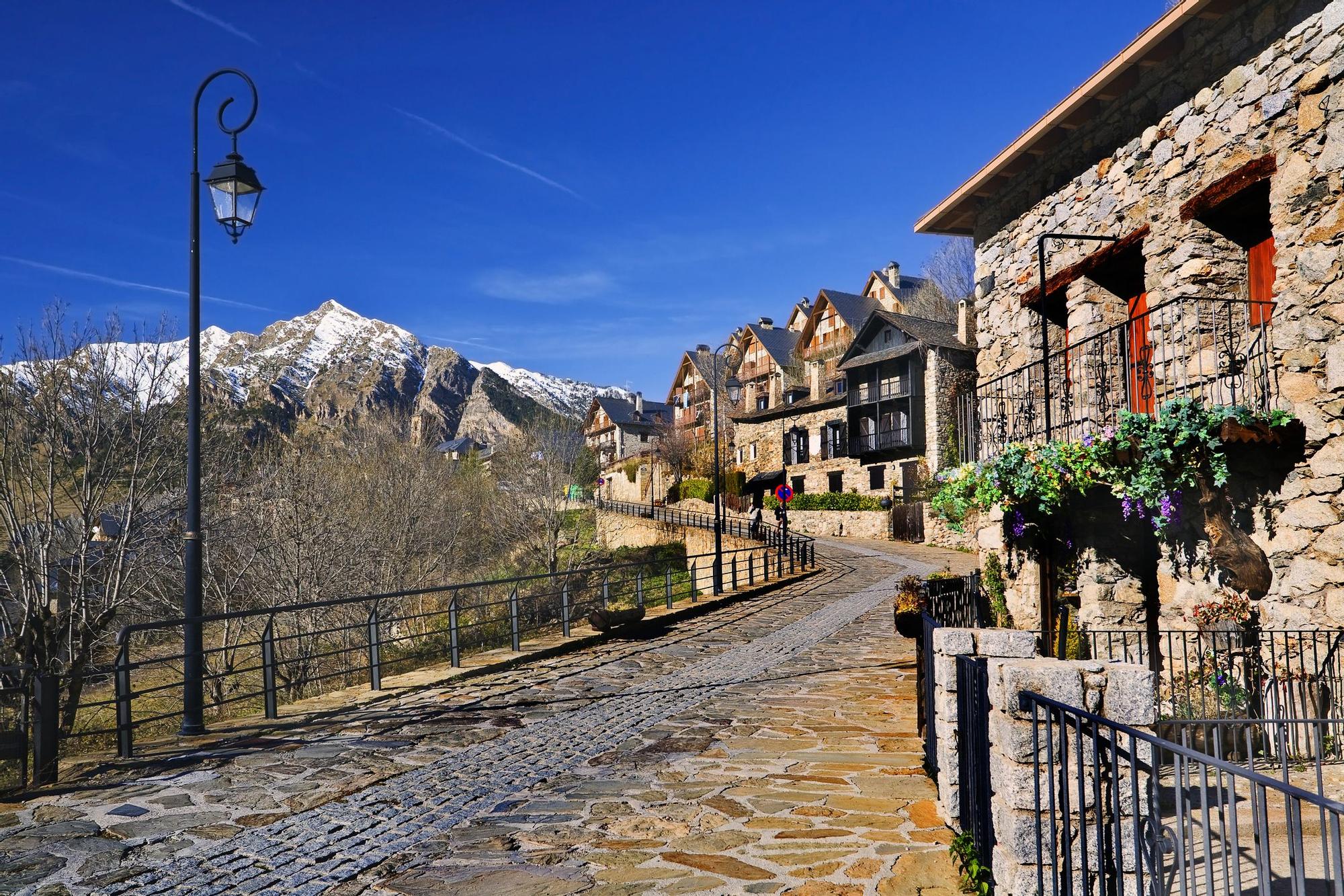 Calle del pueblo de Taüll, Cataluña