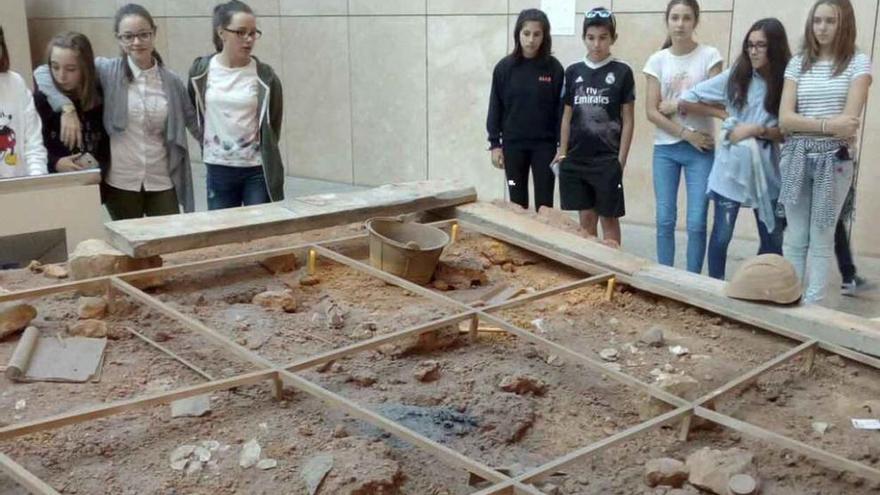 Alumnos del colegio San Vicente de Paúl realizan una salida didáctica al yacimiento arqueológico de Atapuerca