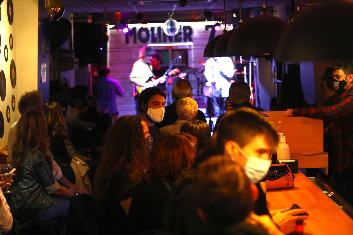 La sala Moliner 7 de Zaragoza ha acogido este domingo dos conciertos, ya con el público de pie y servicio en la barra.