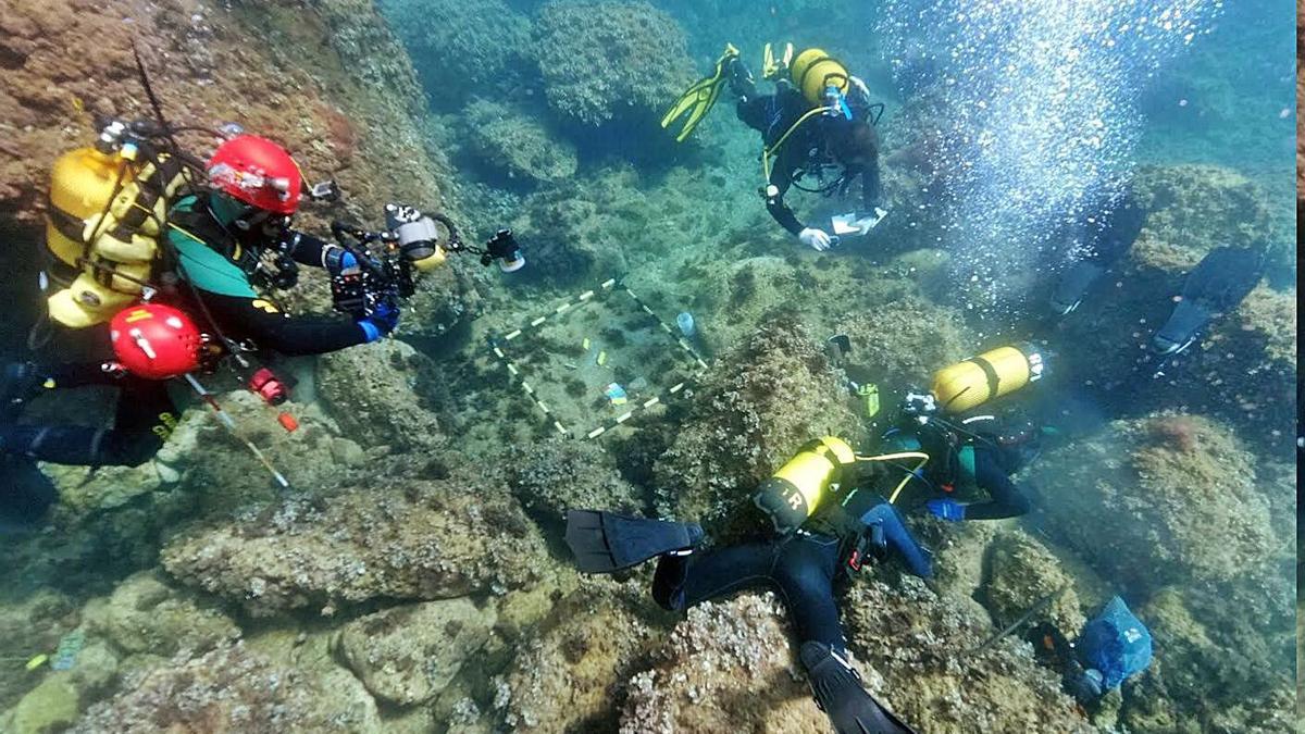 Tres buzos toman fotografías y delimitan un hallazgo arqueológico en El Portixol (Xàbia). | RAFA MARTOS