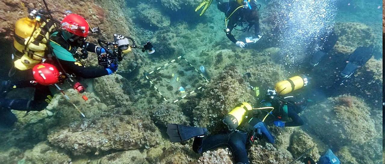 Tres buzos toman fotografías y delimitan un hallazgo arqueológico en El Portixol (Xàbia). | RAFA MARTOS