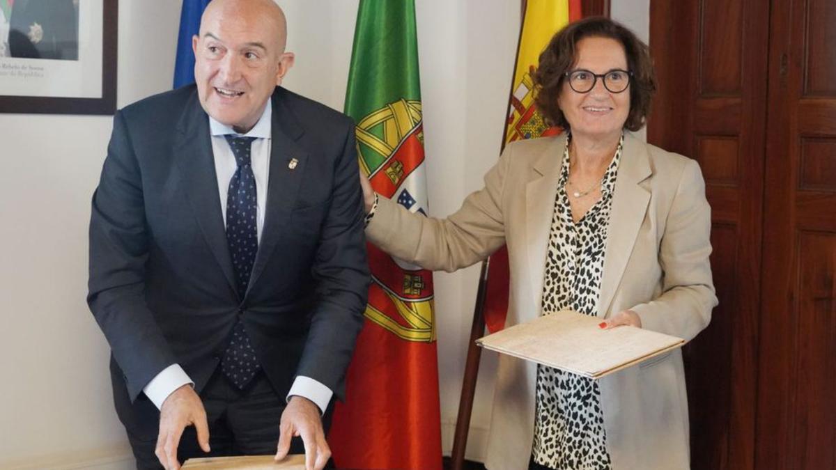 El consejero Carnero durante la firma de los acuerdos con la presidenta de la Comisión de Coordinación del Centro de Portugal. | |  R. CACHO - ICAL