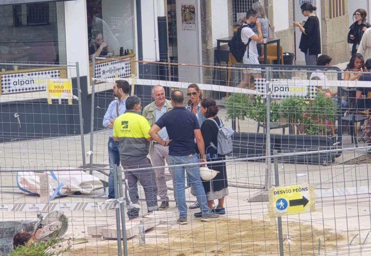 La colocación de las nuevas piedras, ayer. | M. Méndez