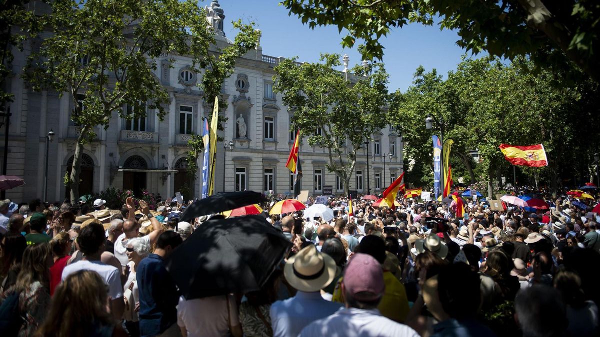 Cientos de personas durante una concentración de jueces y fiscales frente al Tribunal Supremo, el pasado sábado.