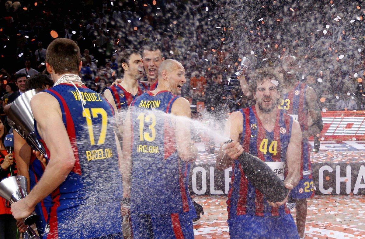 Los jugadores del Regal FC Barcelona celebran su victoris después de vencer al Olympiacos de Atenas durante el partido por la final de la Euroliga de baloncesto en Bercy, París (Francia).