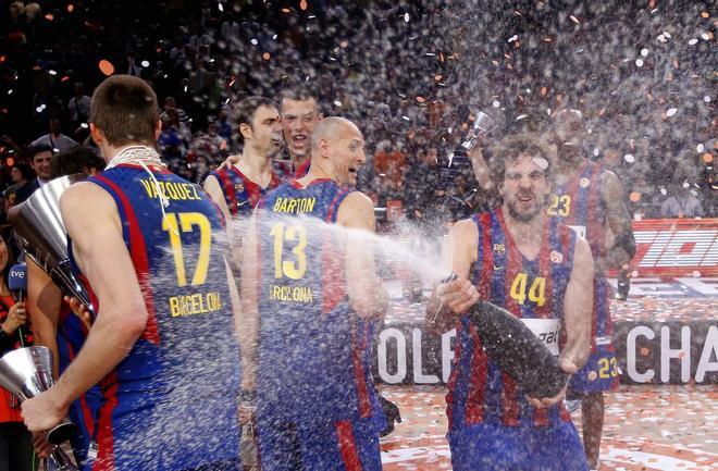 Los jugadores del Regal FC Barcelona celebran su victoris después de vencer al Olympiacos de Atenas durante el partido por la final de la Euroliga de baloncesto en Bercy, París (Francia).