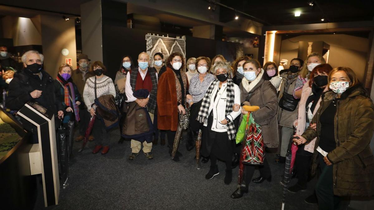 Un grupo de practicantes de marcha nórdica, de visita en la exposición. | Luisma Murias