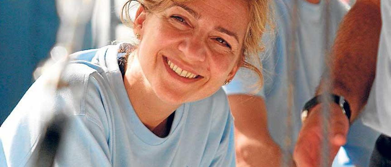 La infanta Cristina, sonriente a bordo del velero ´Azur de Puig´ en el verano de 2004.