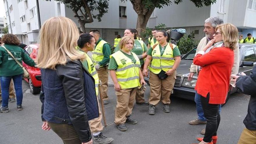 Más de un centenar de jóvenes acondicionan los jardines de la Vega de San José