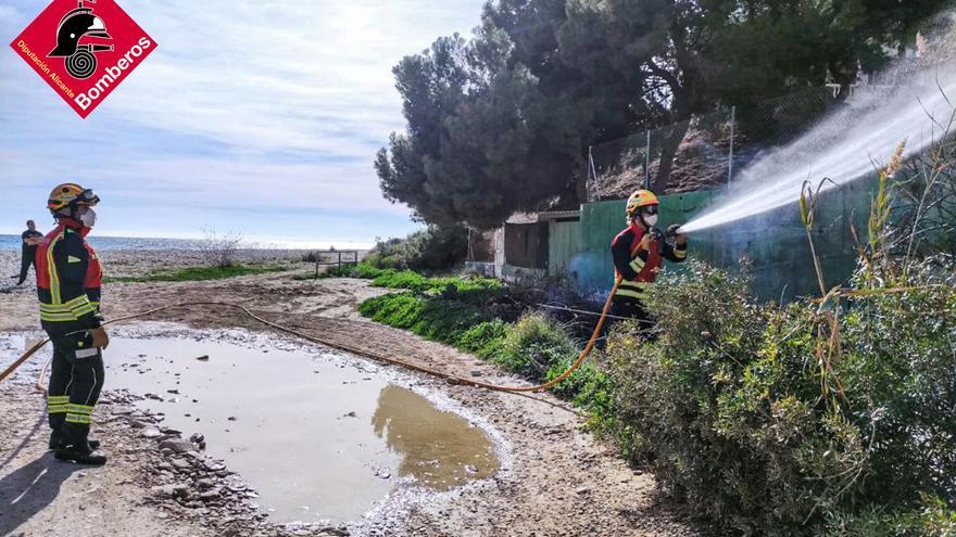 Sofocan un incendio de matorral en la playa El Xarco de La Vila