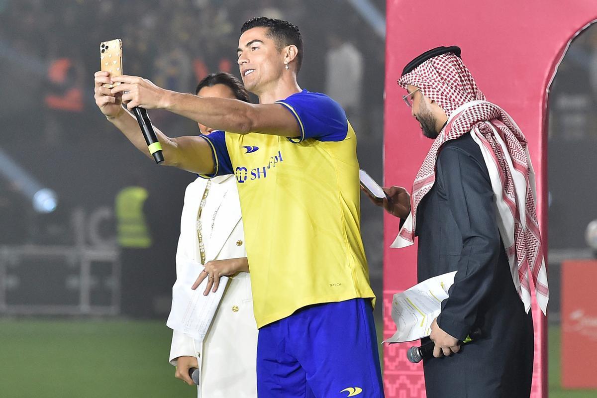 Cristiano Ronaldo se hace un selfie en Arabia Saudí.