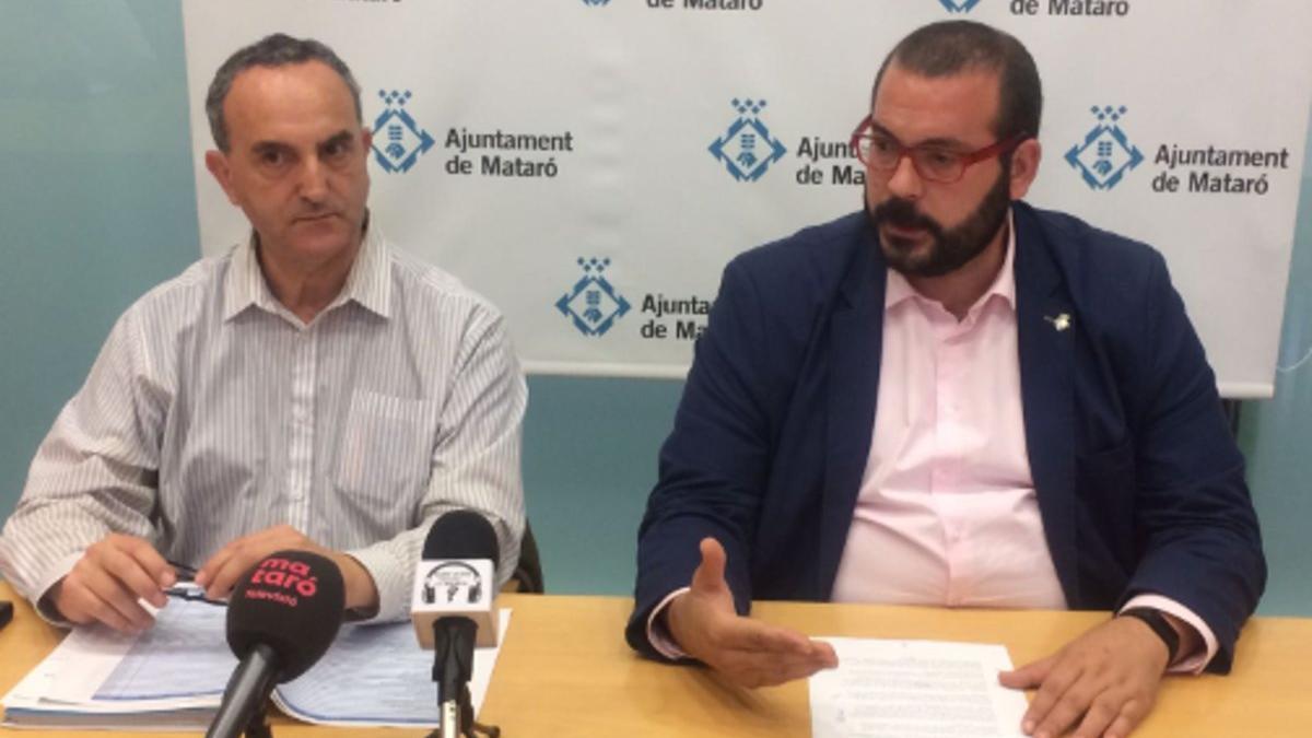 El concejal de Hacienda de Mataró, Juan Carlos Jerez, junto al alcalde, David Bote, en una rueda de prensa para valorar el rechazo del pleno municipal a la aprobación inicial de los presupuestos de 2019.