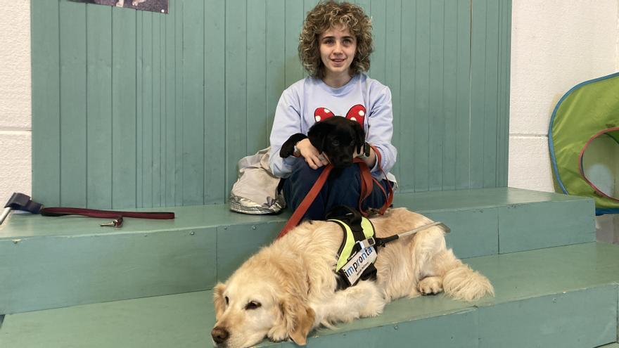 La historia de superación de la asturiana Carmen López: primera invidente de Europa con título para entrenar perros guía