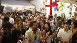 Vecinos del entorno de las cruces multitudinarias: "En comparación con el año pasado se ha mejorado muchísimo"
