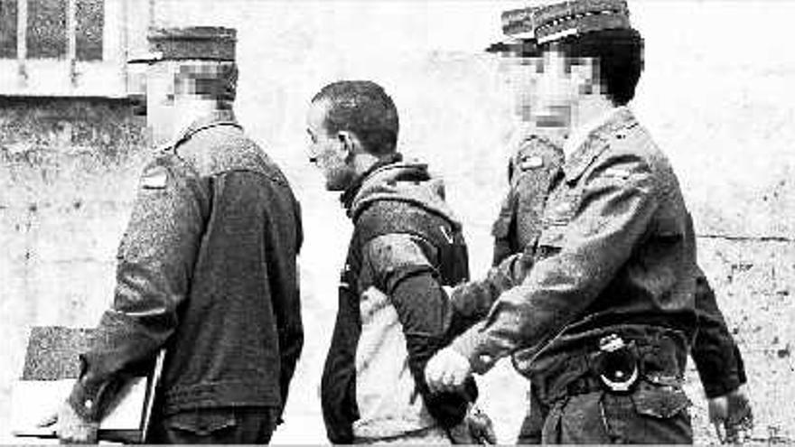 Vicente Ll. I., en 2000, cuando fue conducido al juzgado de Xàtiva por la agresión en Canals.