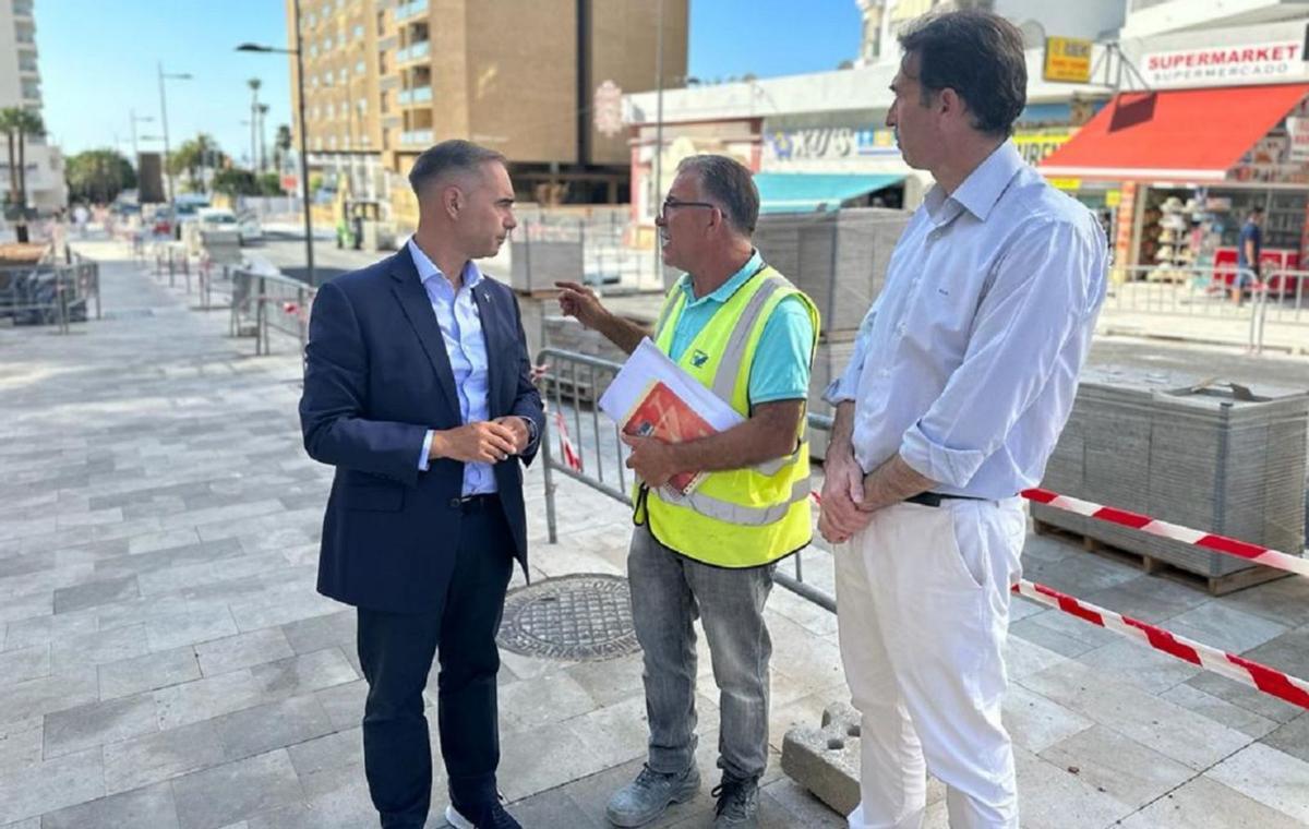 El alcalde de Benalmádena, Juan Antonio Lara, ha supervisado las obras de la avenida Alay.