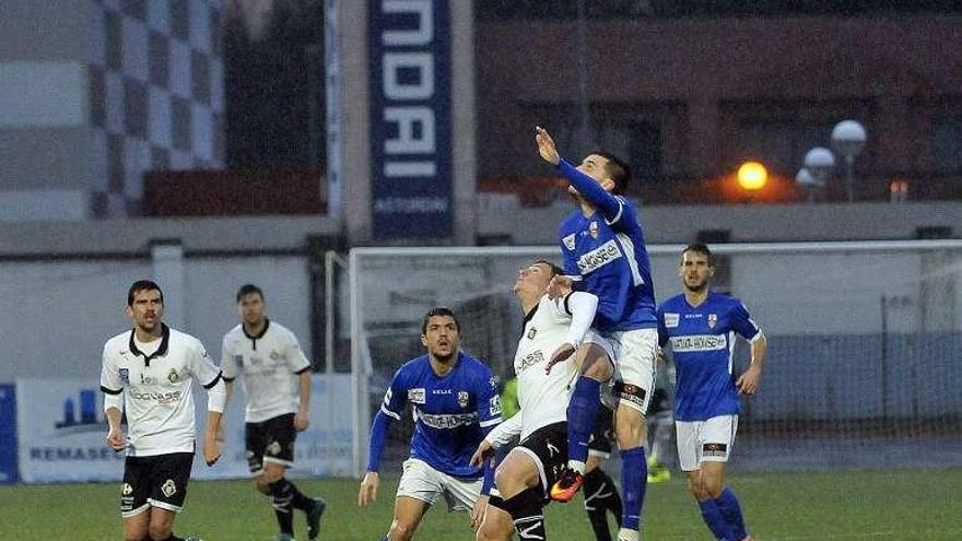 Una acción del duelo entre el Caudal y el Logroñés.