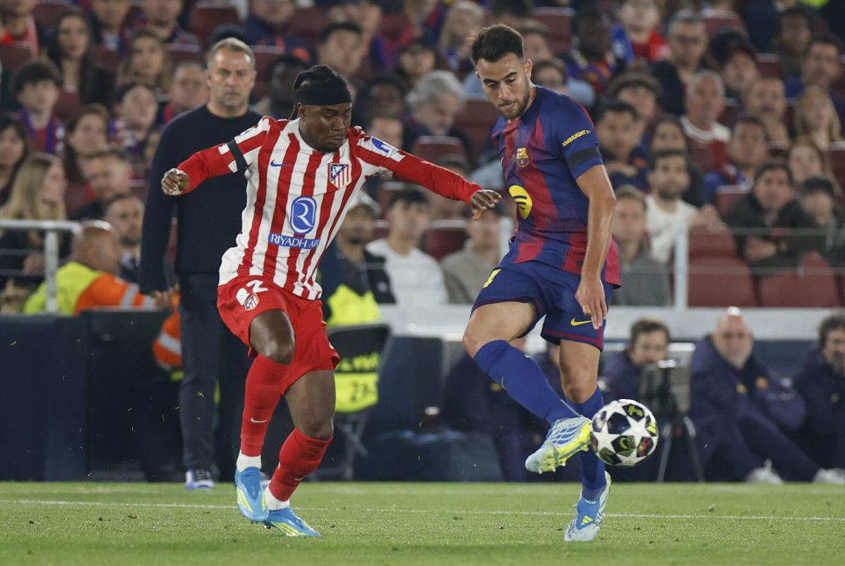 BARCELONA, 08/04/2026.- El delantero del Atlético de Madrid Ademola Lookman (i) disputa un balón con el defensa del FC Barcelona Eric García (d) durante el encuentro correspondiente a la ida de los cuartos de final de la Liga de Campeones que disputan este miércoles FC Barcelona y Atlético de Madrid en el estadio Camp Nou, en Barcelona. EFE/ Alberto Estévez