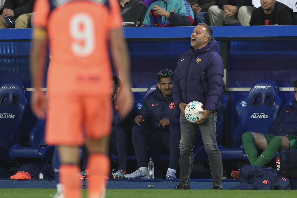 Hansi Flick aprovecha para dar instrucciones con el balón parado.